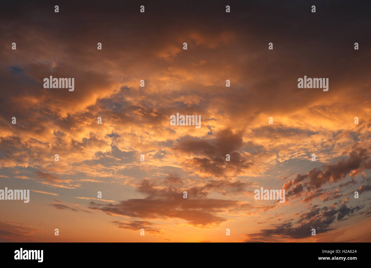 Tramonti, grande nuvola gialla nella luminosa del sole serale Foto Stock