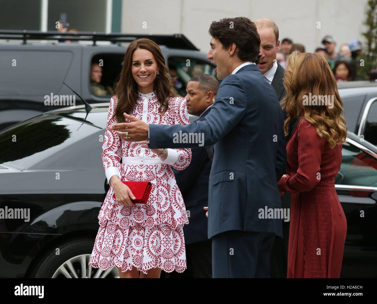 Il Duca e la Duchessa di Cambridge sono accolti da il primo ministro canadese Justin Trudeau e moglie Sophie come essi arrivano per la loro visita ai Servizi Immigrati Society of British Columbia Nuovo centro di accoglienza a Vancouver il giorno due di loro tour del Canada. Foto Stock