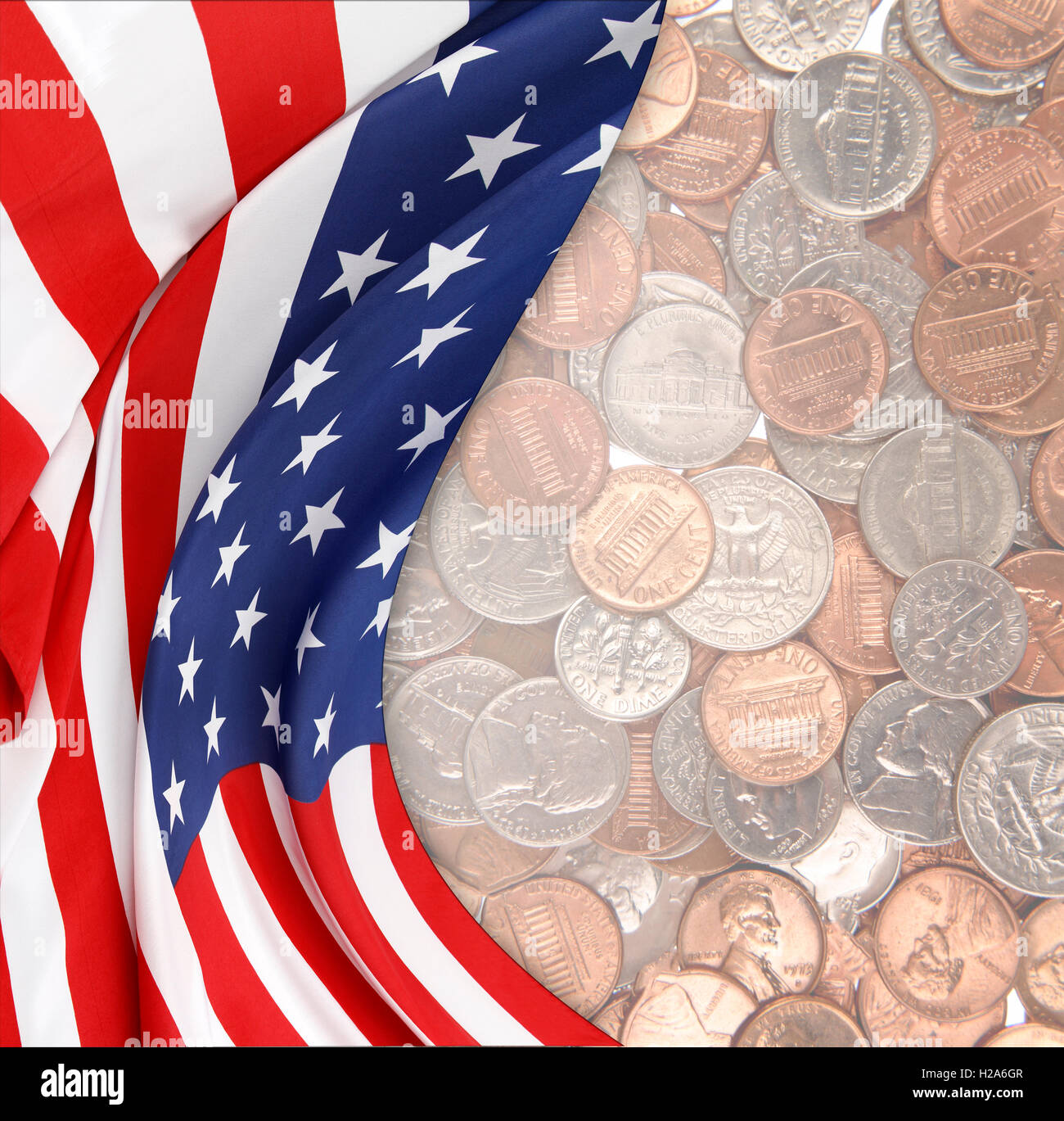 Bandiera americana e un assortimento di monete Foto Stock