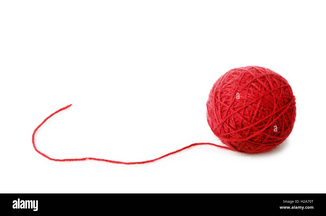 Gomitolo di lana rosso filo isolato su sfondo bianco Foto stock - Alamy