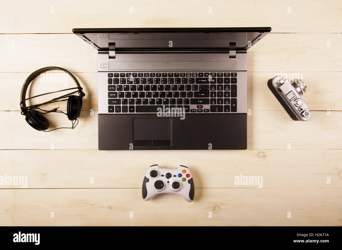 Scrivania da ufficio, computer, auricolari e gamepad, vista dall'alto Foto Stock