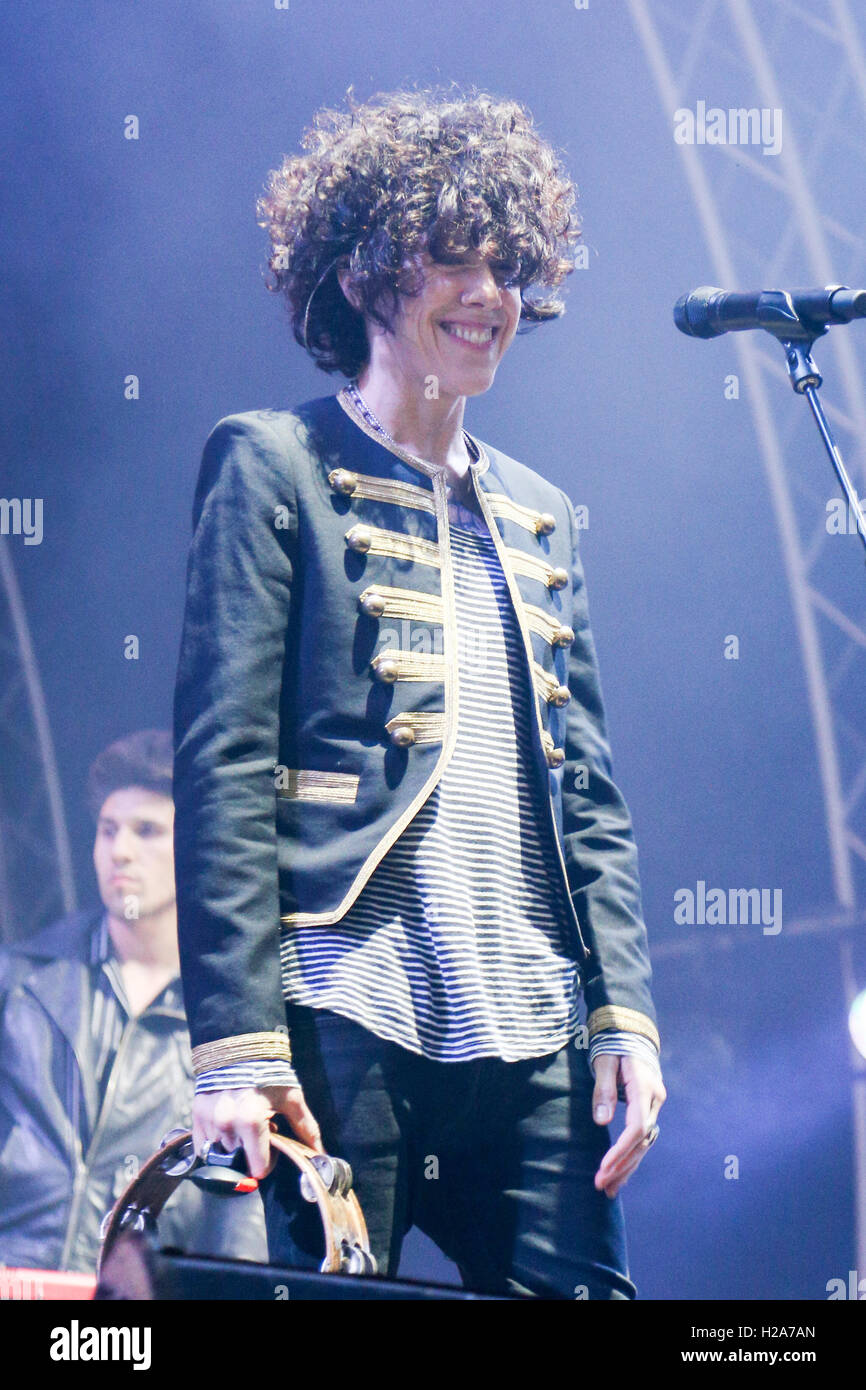 Atene, Grecia. 23 Sep, 2016. LP - Laura Pergolizzi esibirsi sul palco. Laura Pergolizzi (nato c. 1981) è un American pop/rock cantante e cantautore, originariamente da Long Island, New York, che si svolge sotto il nome di fase LP. © Panagiotis Limperopoulos/Pacific Press/Alamy Live News Foto Stock