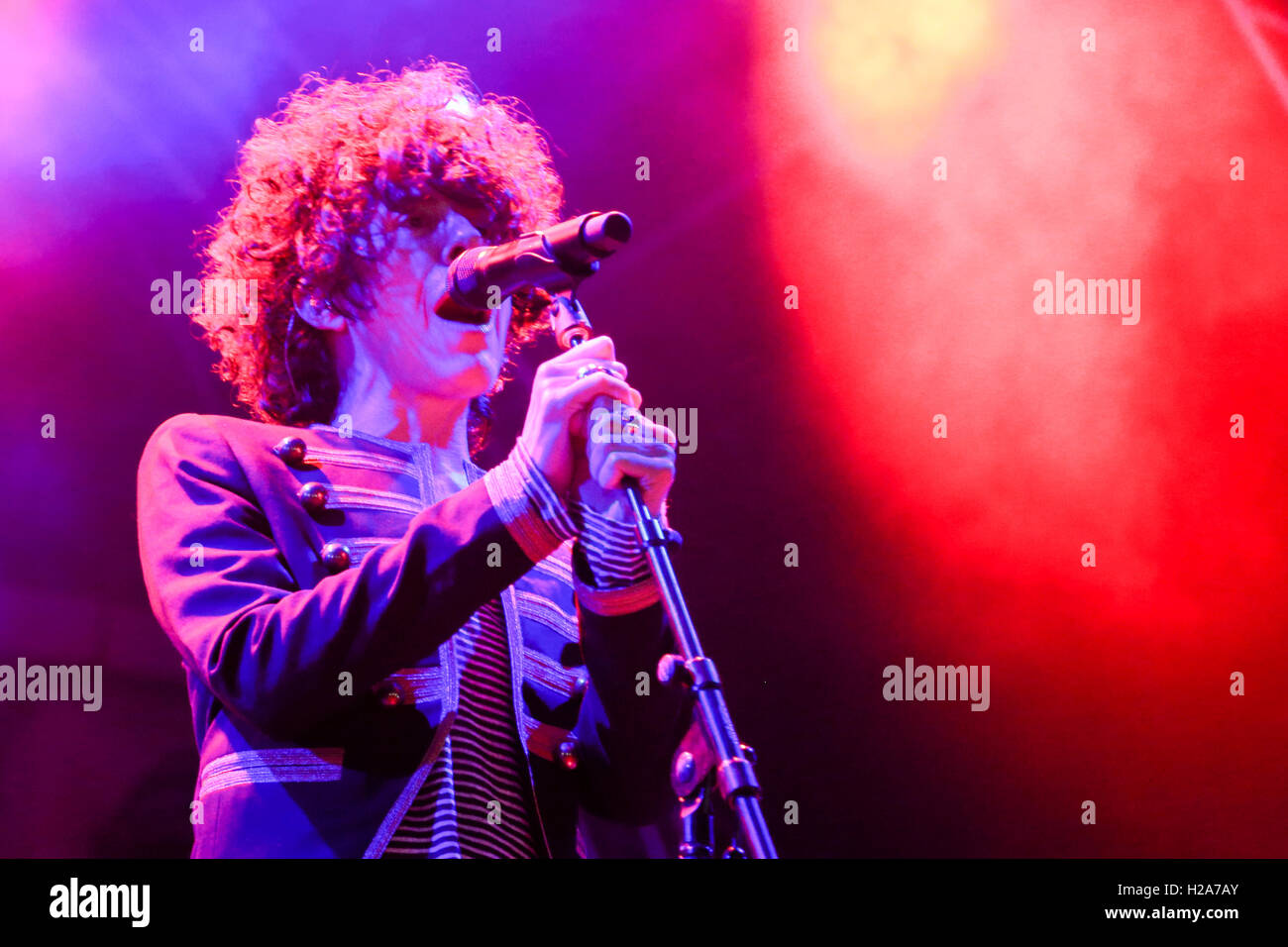 Atene, Grecia. 23 Sep, 2016. LP - Laura Pergolizzi esibirsi sul palco. Laura Pergolizzi (nato c. 1981) è un American pop/rock cantante e cantautore, originariamente da Long Island, New York, che si svolge sotto il nome di fase LP. © Panagiotis Limperopoulos/Pacific Press/Alamy Live News Foto Stock