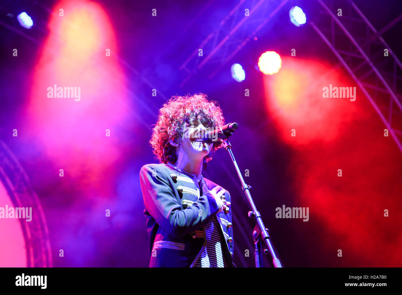 Atene, Grecia. 23 Sep, 2016. LP - Laura Pergolizzi esibirsi sul palco. Laura Pergolizzi (nato c. 1981) è un American pop/rock cantante e cantautore, originariamente da Long Island, New York, che si svolge sotto il nome di fase LP. © Panagiotis Limperopoulos/Pacific Press/Alamy Live News Foto Stock