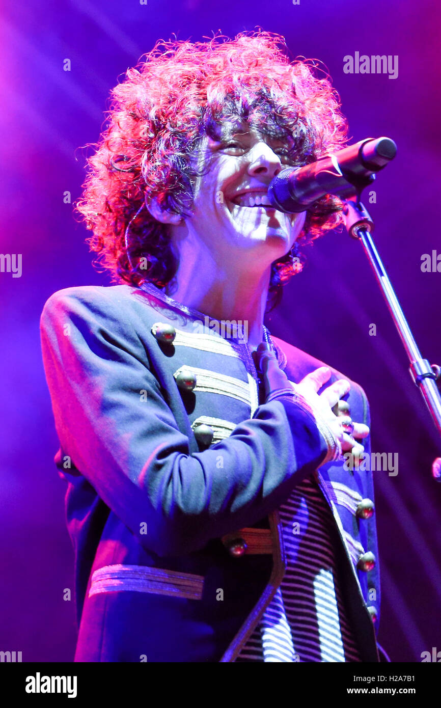 Atene, Grecia. 23 Sep, 2016. LP - Laura Pergolizzi esibirsi sul palco.Grazie il suo oltre 5.000 mila tifosi greci. Laura Pergolizzi (nato c. 1981) è un American pop/rock cantante e cantautore, originariamente da Long Island, New York, che si svolge sotto il nome di fase LP. © Panagiotis Limperopoulos/Pacific Press/Alamy Live News Foto Stock