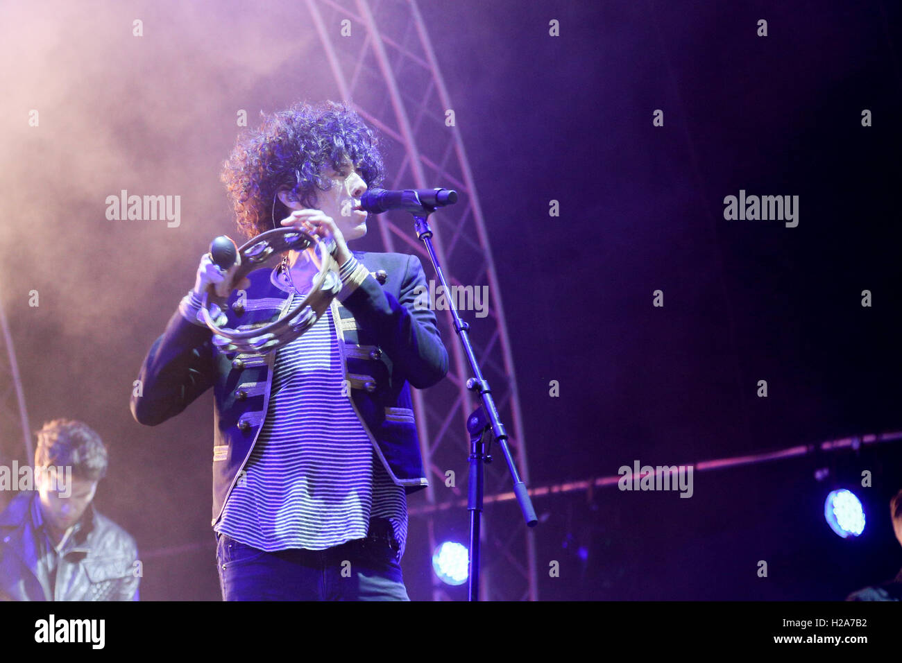 Atene, Grecia. 23 Sep, 2016. LP - Laura Pergolizzi esibirsi sul palco. Laura Pergolizzi (nato c. 1981) è un American pop/rock cantante e cantautore, originariamente da Long Island, New York, che si svolge sotto il nome di fase LP. © Panagiotis Limperopoulos/Pacific Press/Alamy Live News Foto Stock