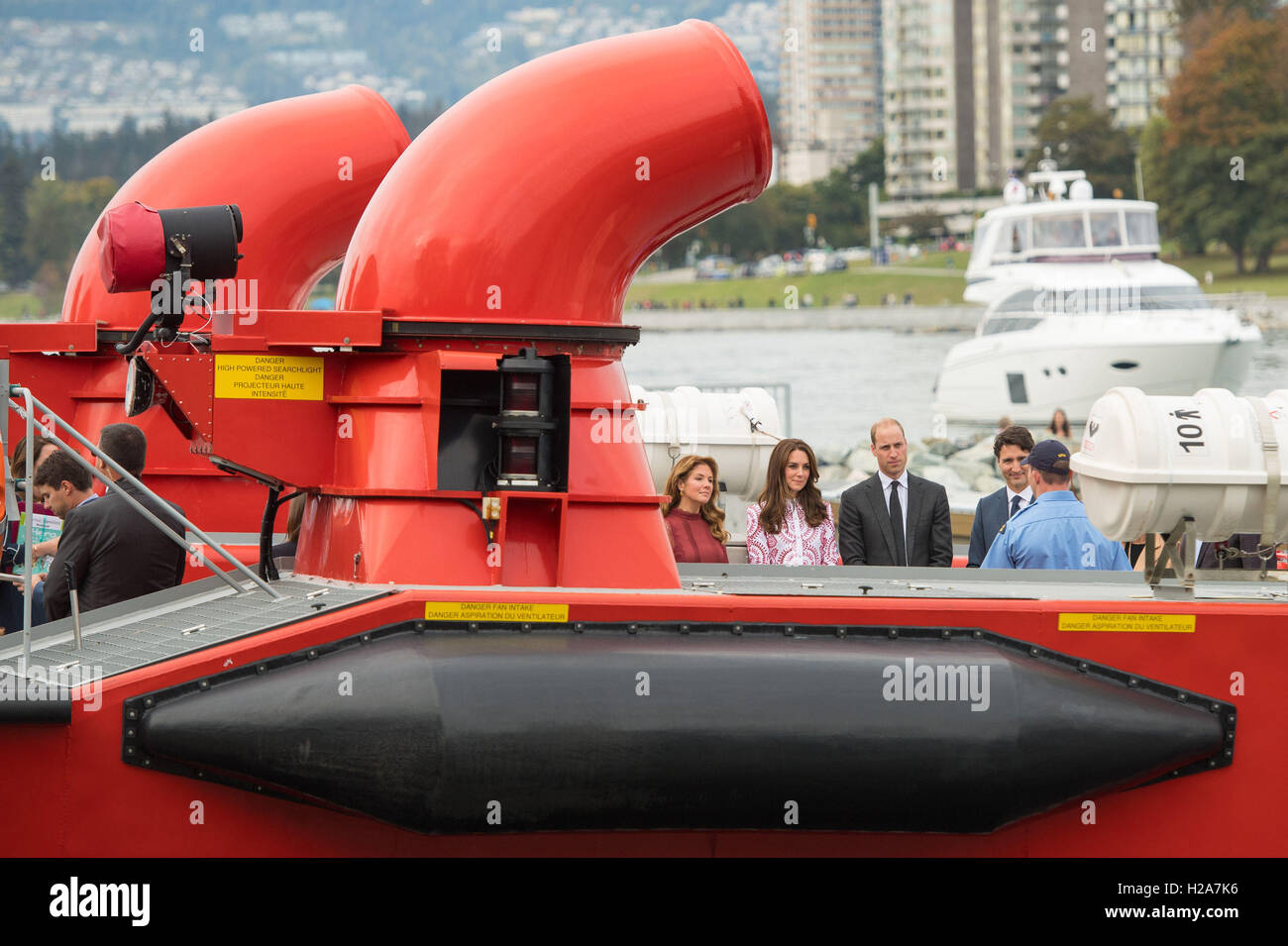 Il Duca e la Duchessa di Cambridge con il Primo ministro del Canada Justin Trudeau e Sophie Gregoire-Trudeau a bordo di un hovercraft durante una visita a Kitsilano Stazione della Guardia costiera, in Vancouver, Canada, durante il secondo giorno del Royal Tour in Canada. Foto Stock