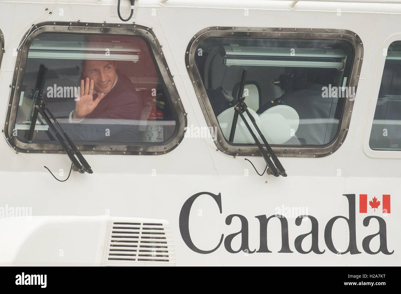 Il primo ministro del Canada Justin Trudeau onde dal finestrino di un hovercraft durante una visita a Kitsilano Stazione della Guardia costiera, in Vancouver, Canada, durante il secondo giorno del Royal Tour in Canada. Foto Stock