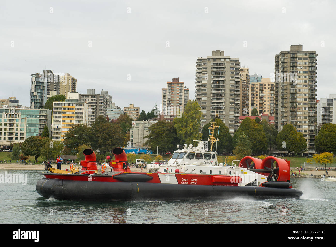 Il Duca e la Duchessa di Cambridge partono a bordo di un hovercraft con il Primo ministro del Canada Justin Trudeau e Sophie Gregoire-Trudeau a seguito di una visita a Kitsilano Stazione della Guardia costiera, in Vancouver, Canada, durante il secondo giorno del Royal Tour in Canada. Foto Stock