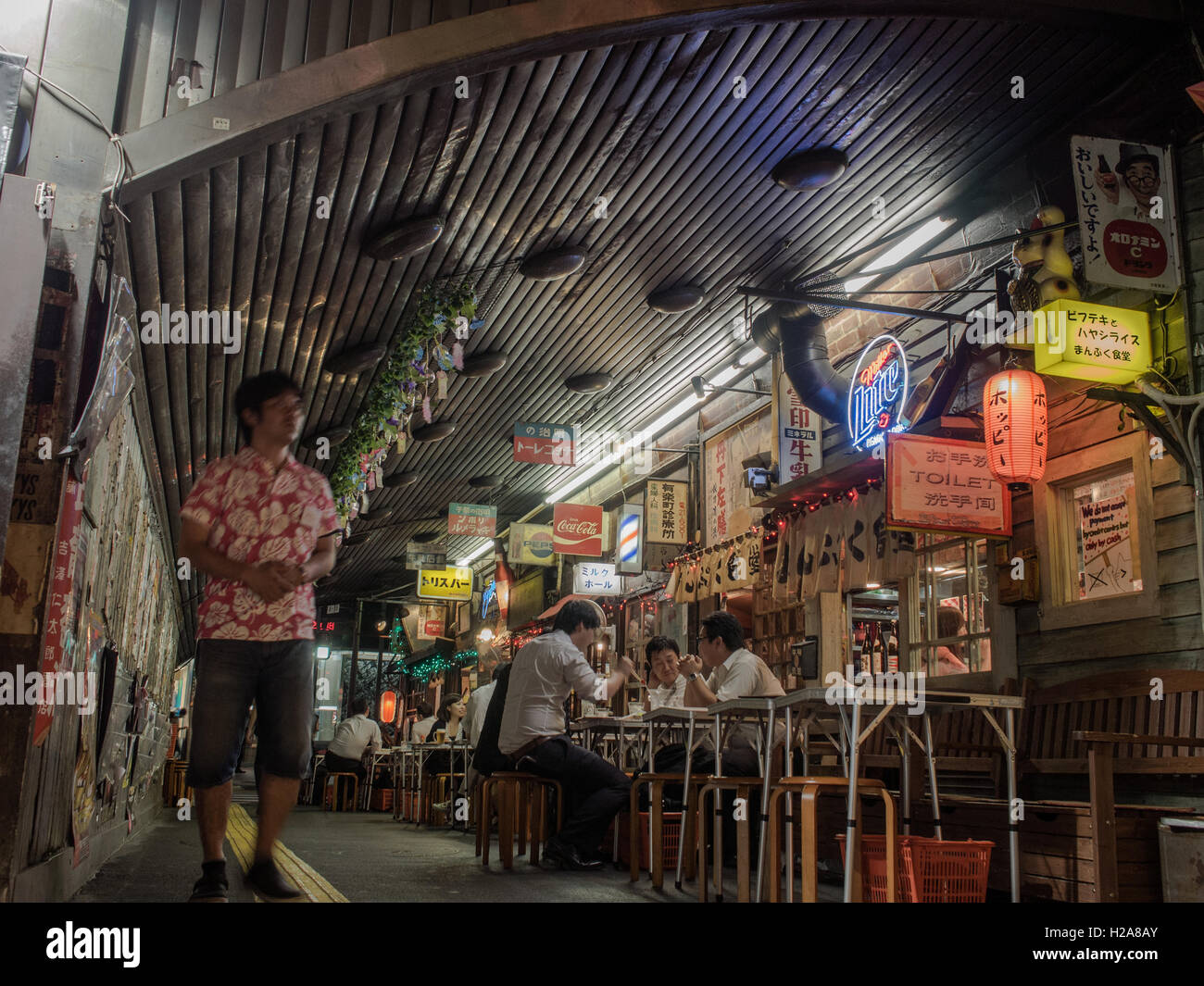 Tokyo di notte, bar o izakaya, sotto la linea Yamanote tracce, Gaado-shita, Yurakucho, Tokyo, Giappone Foto Stock
