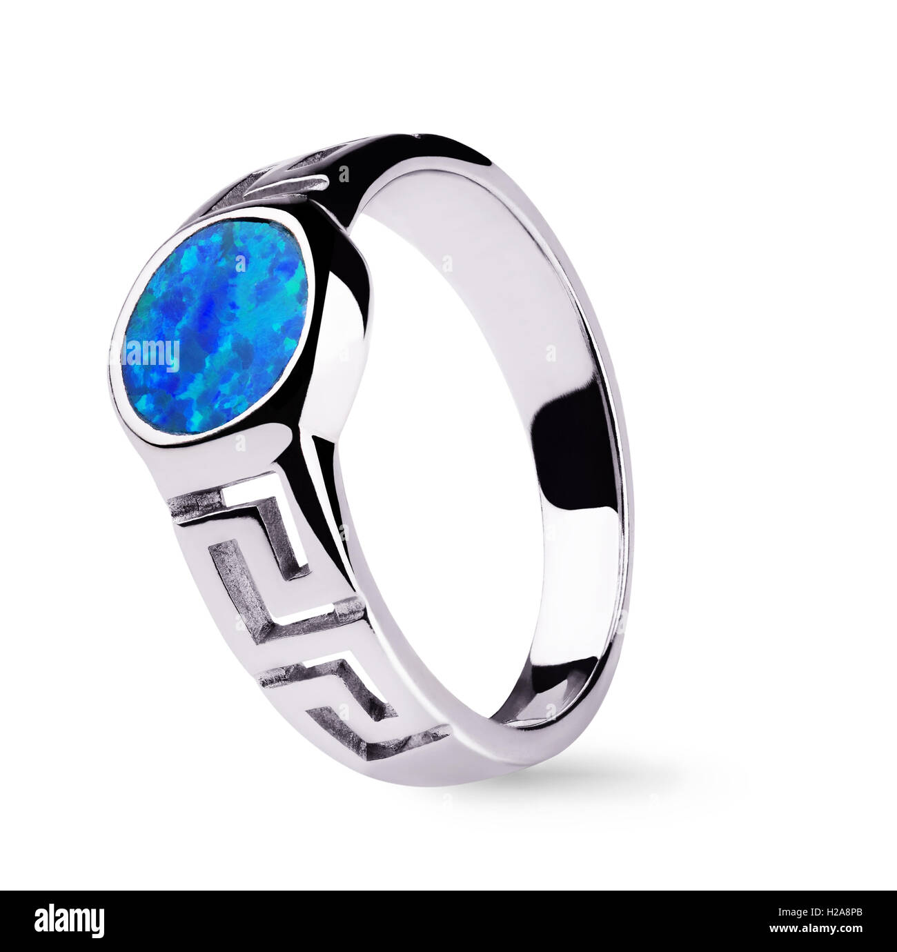 Anello in argento con i diamanti blu isolato su sfondo bianco Foto Stock