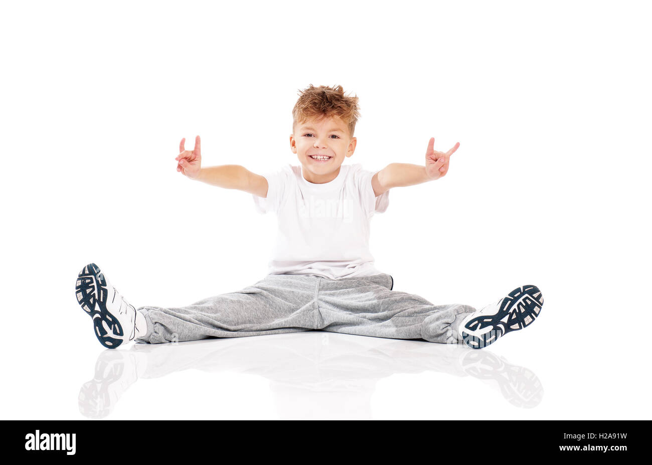 Il ragazzo sta facendo ginnastica Foto Stock