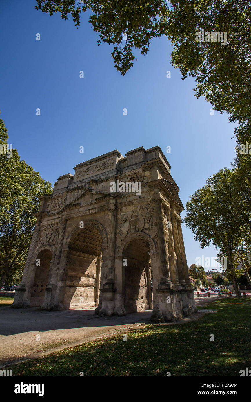 L'arco trionfale di Orange è un caratteristico monumento di architettura romana in Provenza. Foto Stock