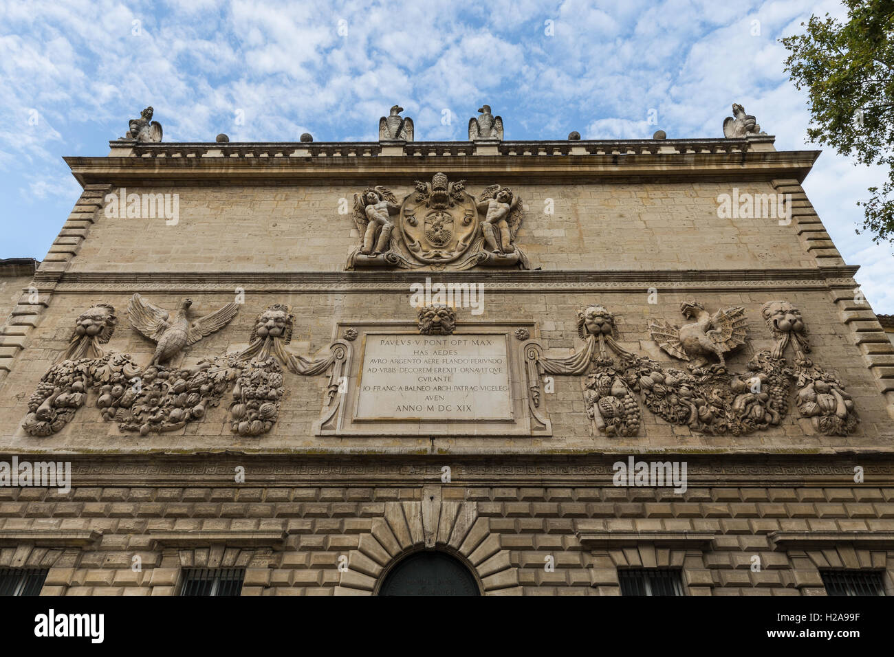 Hotel des Monnaies fu costruito nel 1619 ed è considerato uno dei migliori esempi di stile barocco in Avignon. Foto Stock