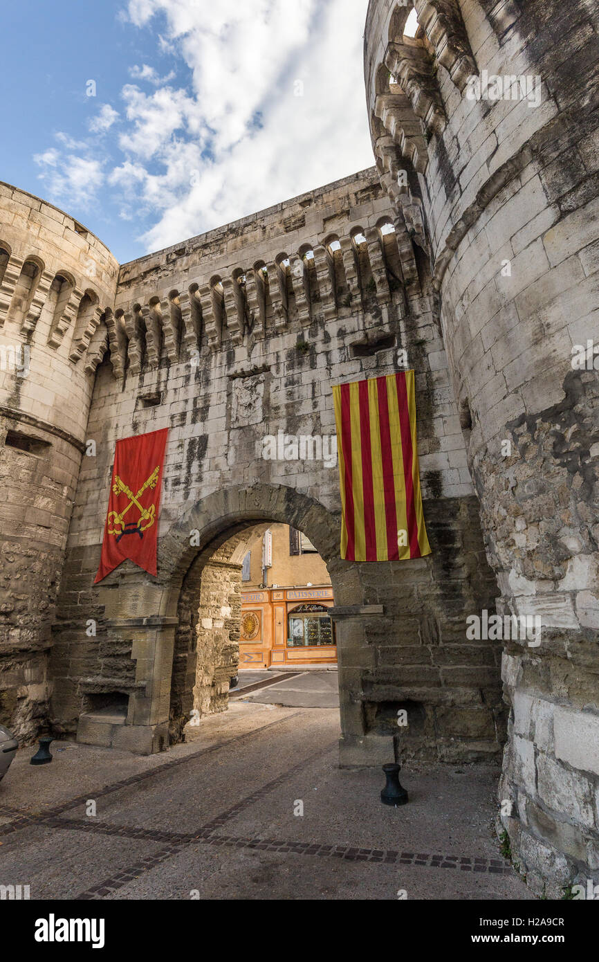 In aggiunta al suo famoso fpuntains, Pernes-les-Fontaines è famosa anche per i suoi edifici colorati e fiori Foto Stock In aggiunta al suo famoso fpuntains, Pernes-les-Fontaines è famosa anche per i suoi edifici colorati e fiori Foto Stock