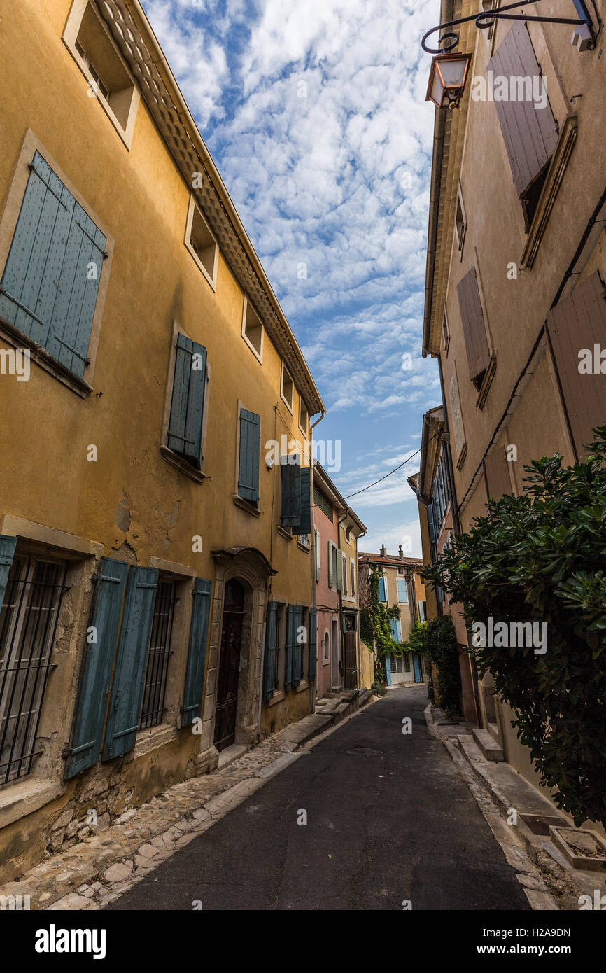 In aggiunta al suo famoso fpuntains, Pernes-les-Fontaines è famosa anche per i suoi edifici colorati e fiori Foto Stock In aggiunta al suo famoso fpuntains, Pernes-les-Fontaines è famosa anche per i suoi edifici colorati e fiori Foto Stock