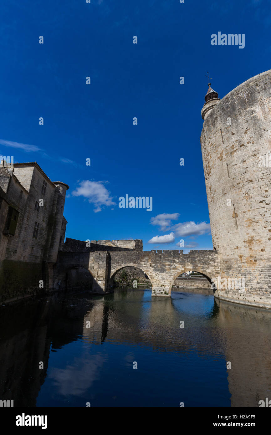 La bastionata di Aigues-Mortes e costanza torre sono spettacolari nella loro altezza e il loro stato di conservazione Foto Stock