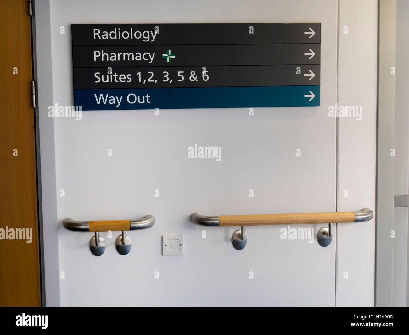 Regno Unito, NHS, ospedale corridoio direzioni dipartimenti Foto Stock