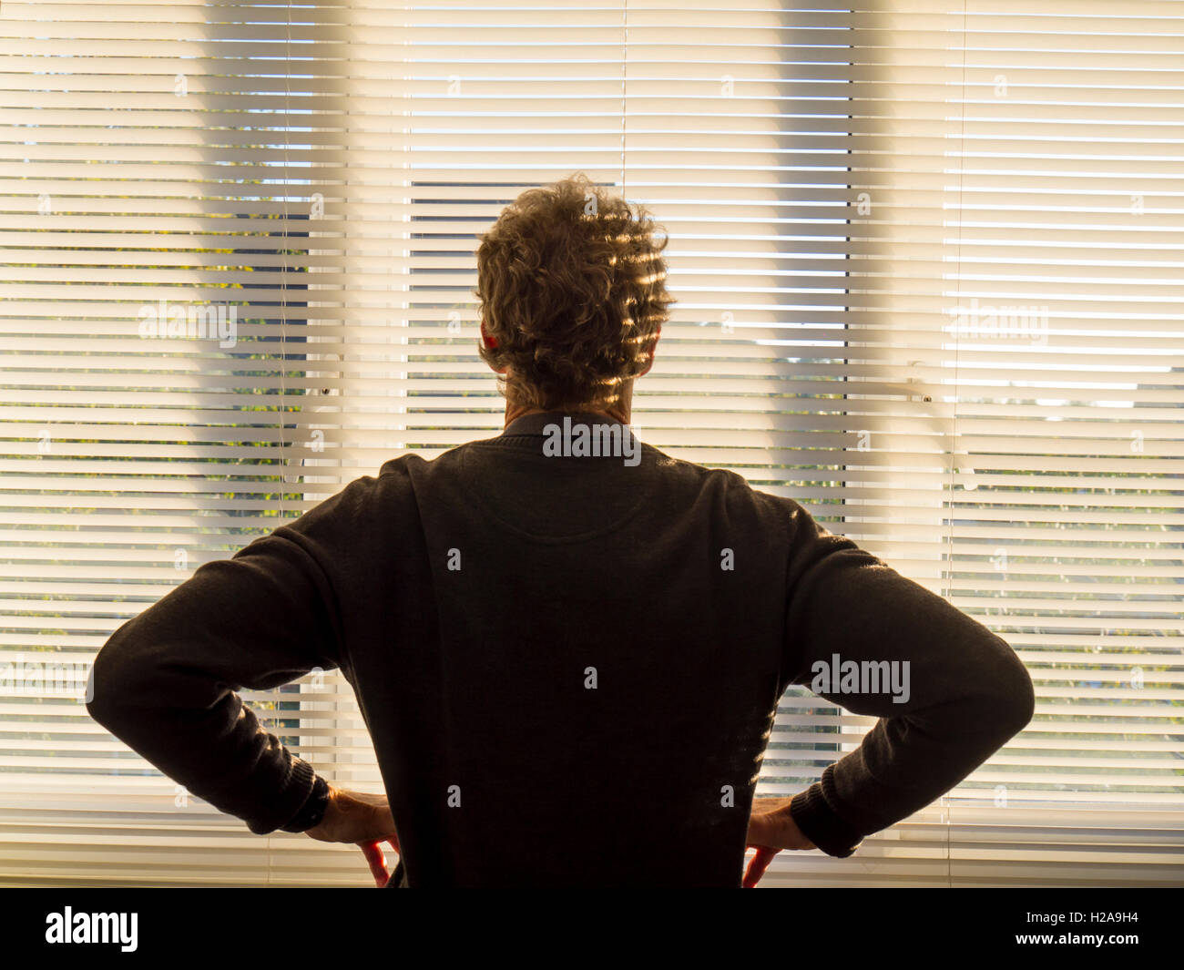 L'uomo pensiero profondo del pugno di persiane Foto Stock