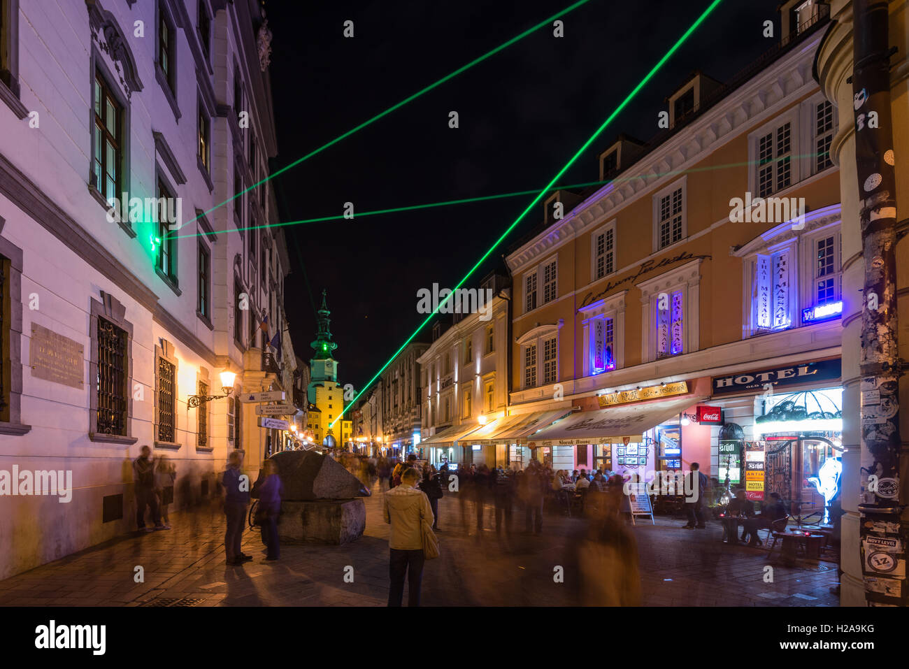 BRATISLAVA, Slovacchia - 24 settembre 2016: fascio di luce laser su Michalska street durante il festival delle luci a Bratislava. Foto Stock