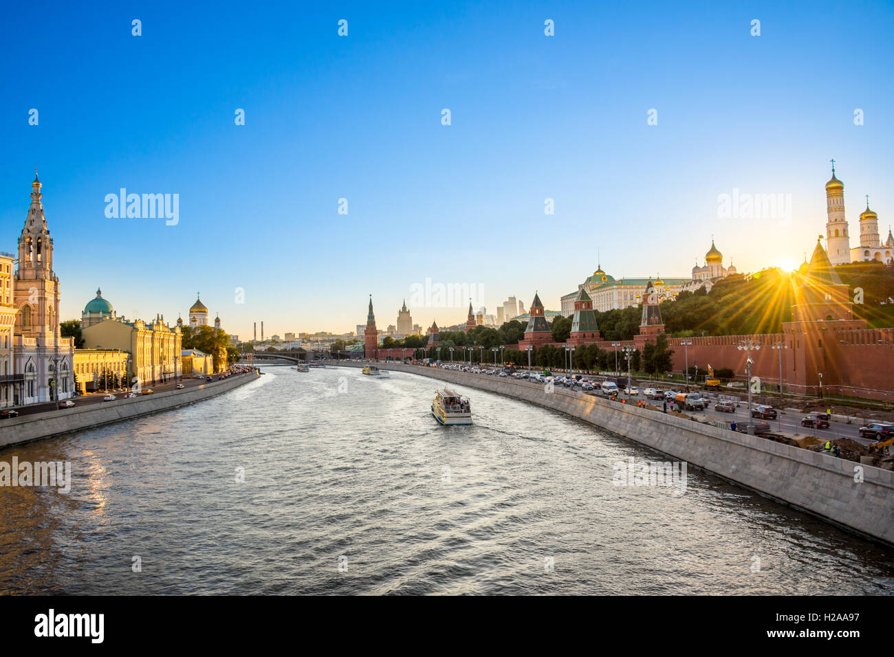 Fiume Moskva con il Cremlino di torri al tramonto, Mosca, Russia Foto Stock