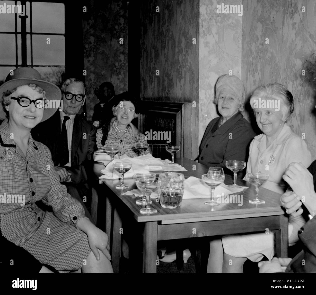 Giorno di nozze, presso la reception. Storia sociale, Inghilterra c1960. Foto di Tony Henshaw Foto Stock