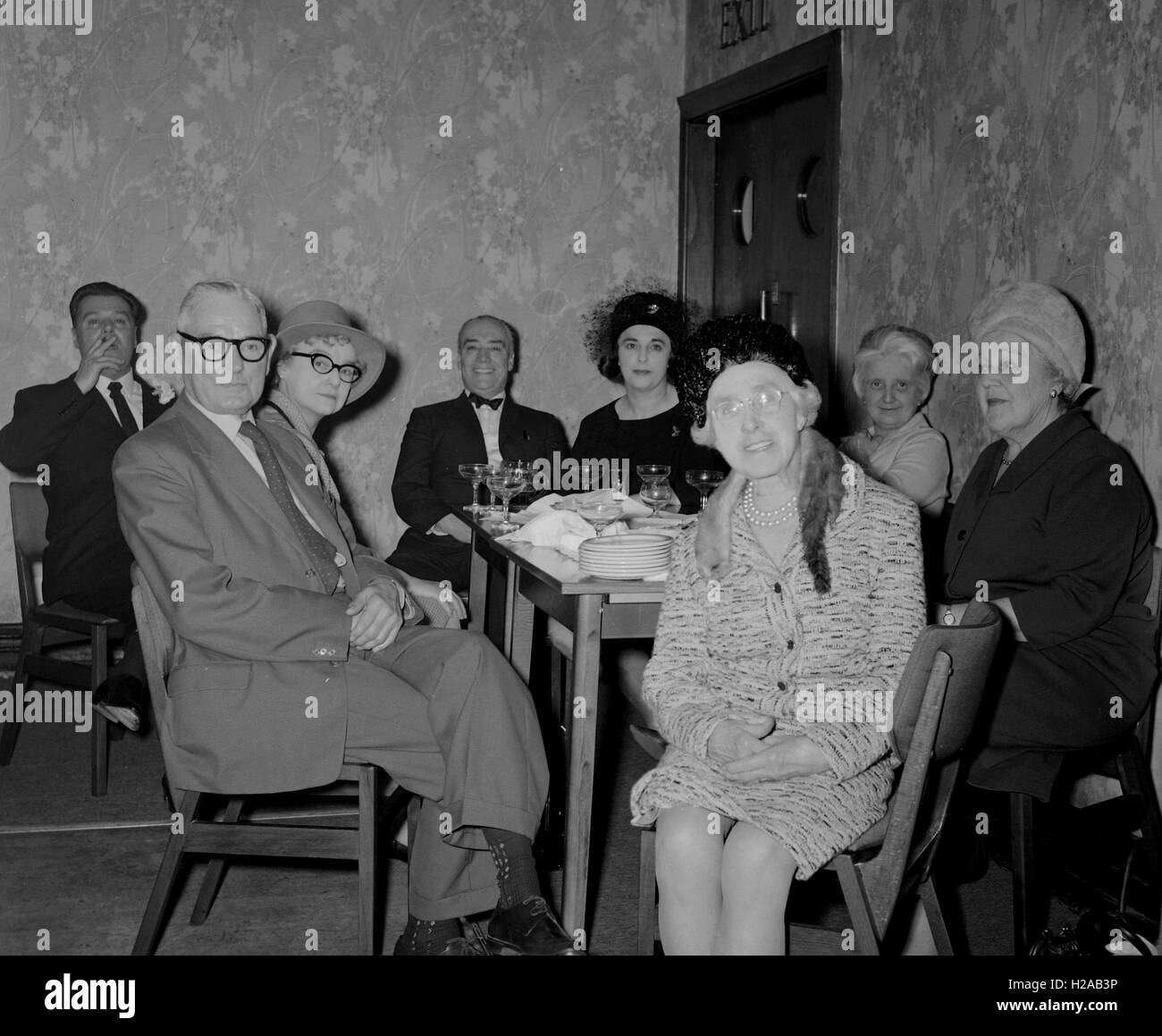 Giorno di nozze, presso la reception. Storia sociale, Inghilterra c1960. Foto di Tony Henshaw Foto Stock
