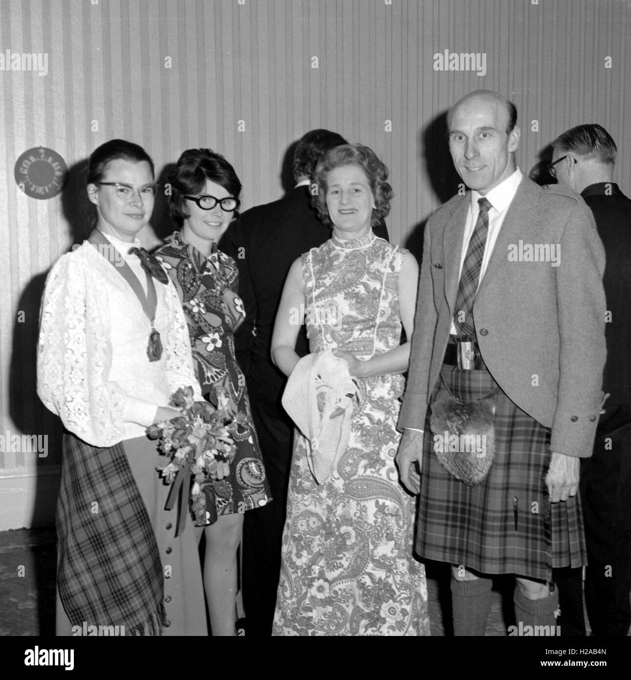 Caledonian società brucia la notte c1968. Una serata solenne celebrazione della vita e la poesia del poeta Robert Burns . La serata comprendeva abito tradizionale con uomini che indossano kilts, un suonatore di cornamusa scozzese con cornamusa, una formale diffusione compresi haggis e abbondanza di bere! Ci sono stati anche alcuni anni sessanta mode e acconciature del tempo. Foto di Tony Henshaw Foto Stock
