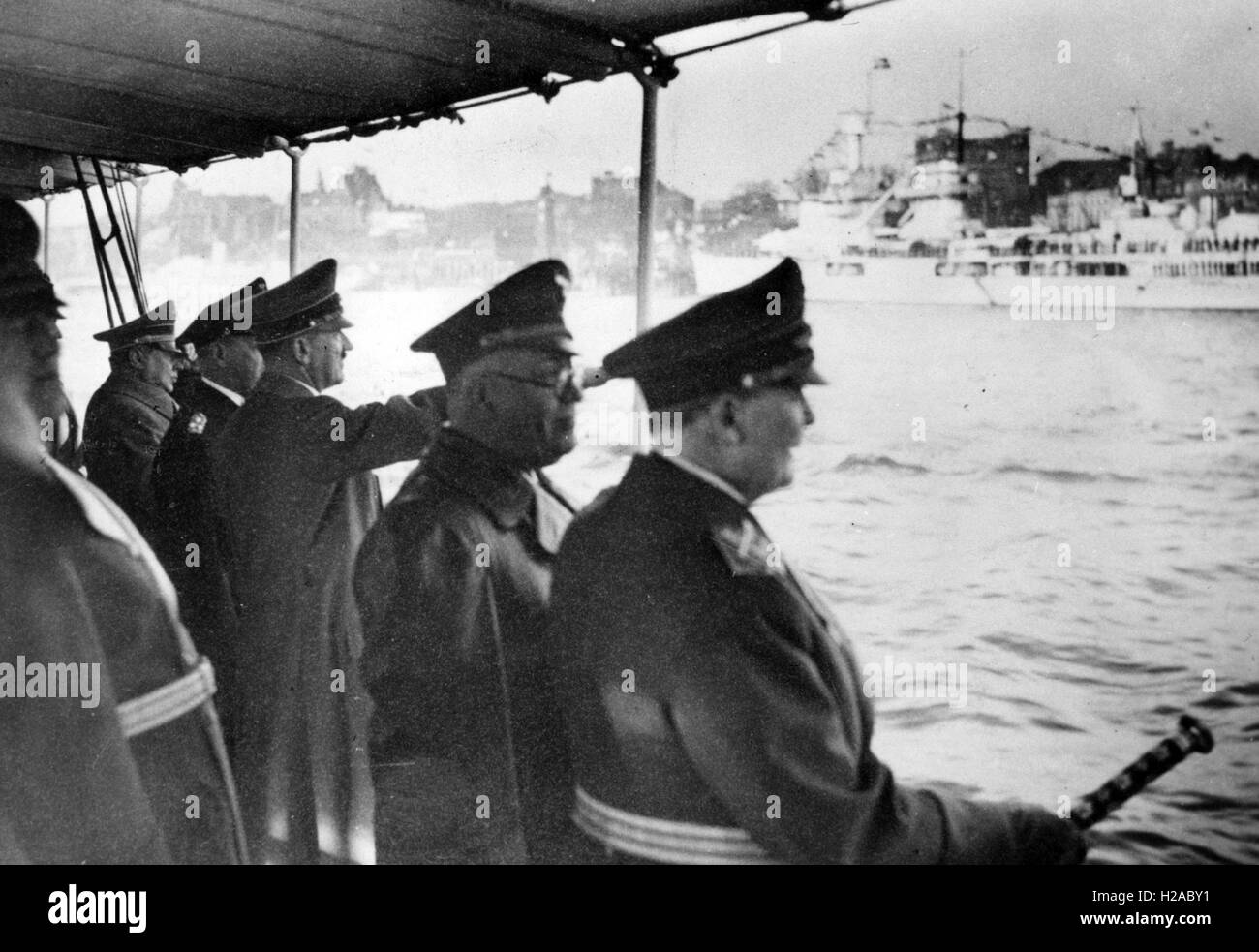 HERMAN GOERING a destra con il campo Marshall, il testimone e Adolf Hitler terzo da destra accanto al Grand Ammiraglio Raeder ad un tedesco non identificato dalla base navale di 1940 Foto Stock