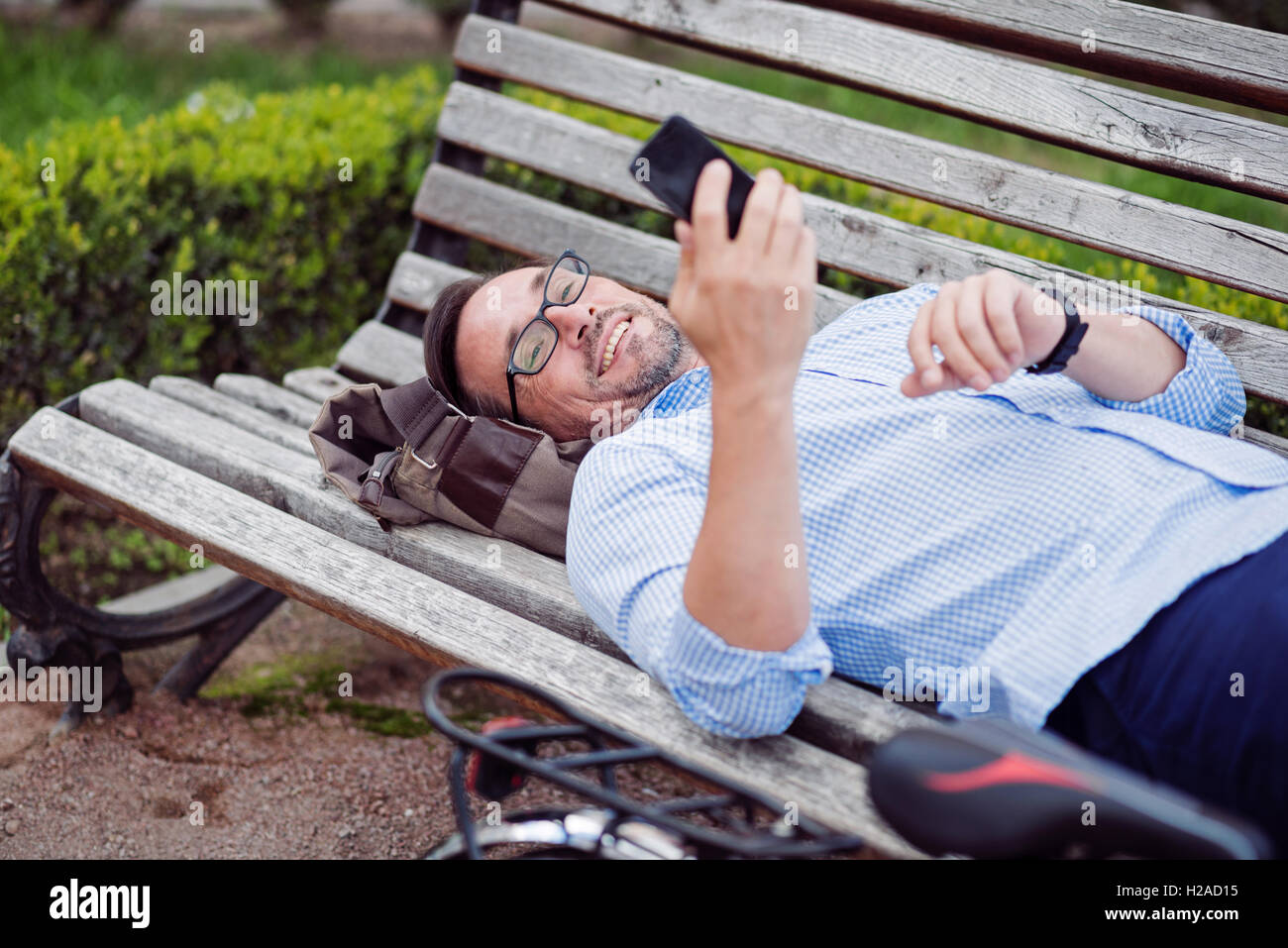 Buona ricerca uomo felice tramite cellulare. Foto Stock