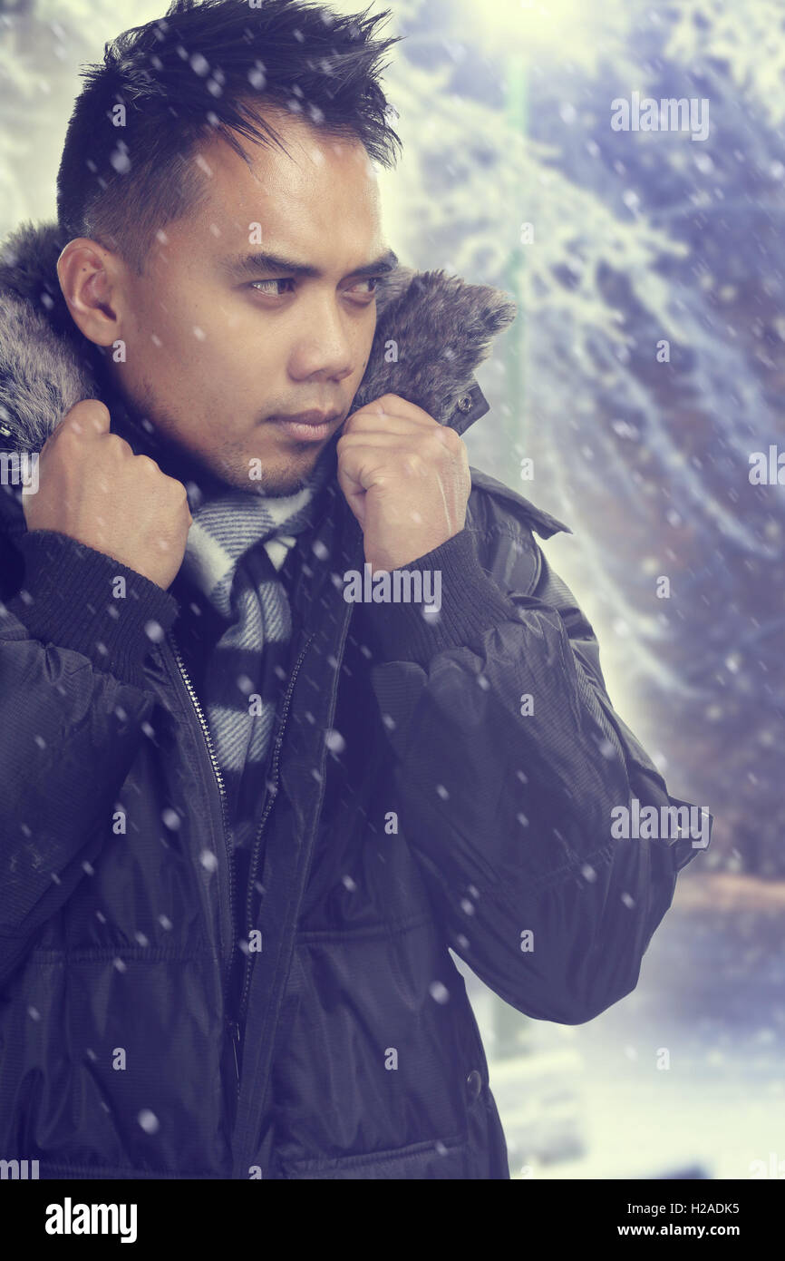 Bel ragazzo asiatico durante una notte invernale Foto Stock