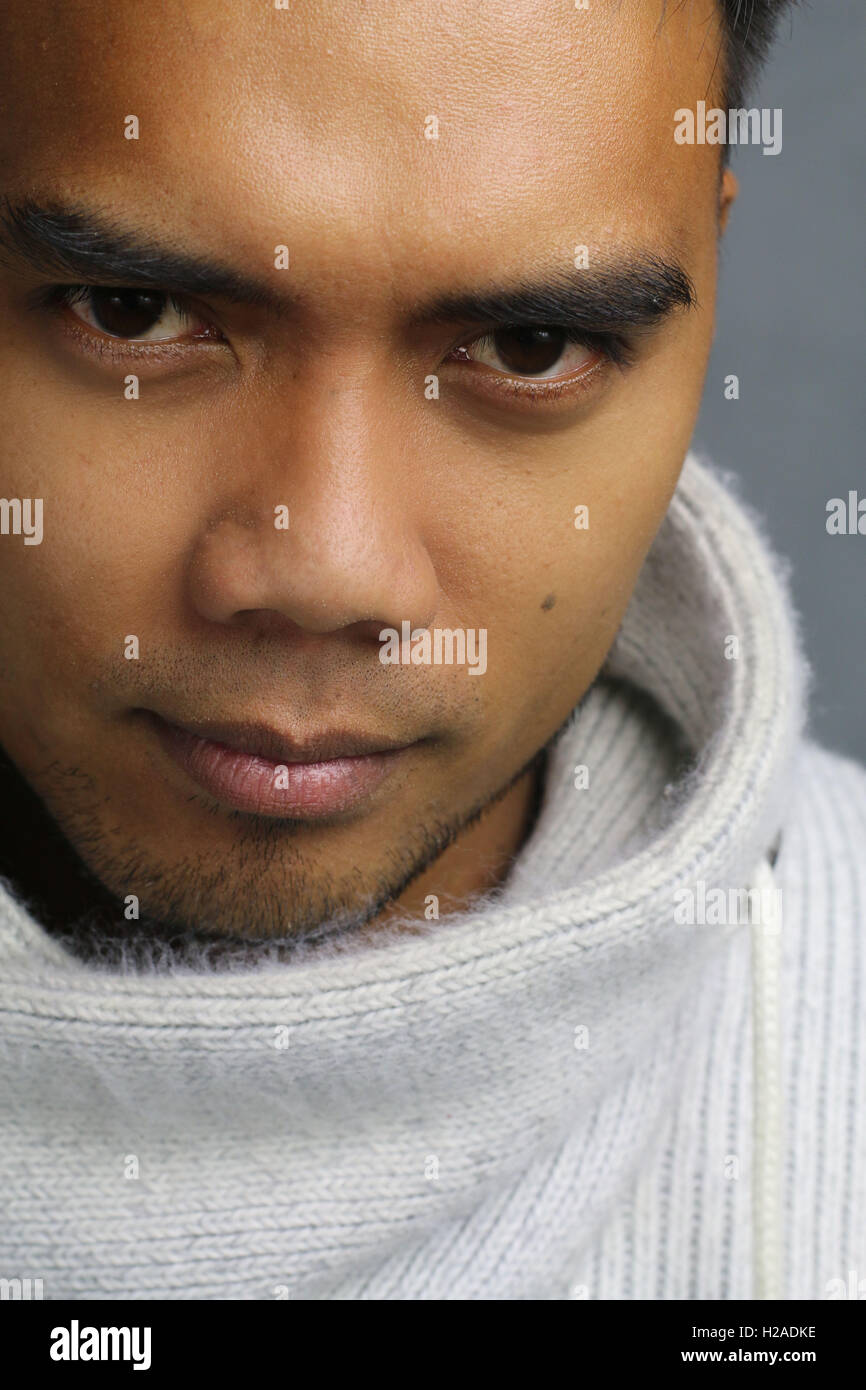Ritratto di un uomo bello che indossa un maglione Foto Stock