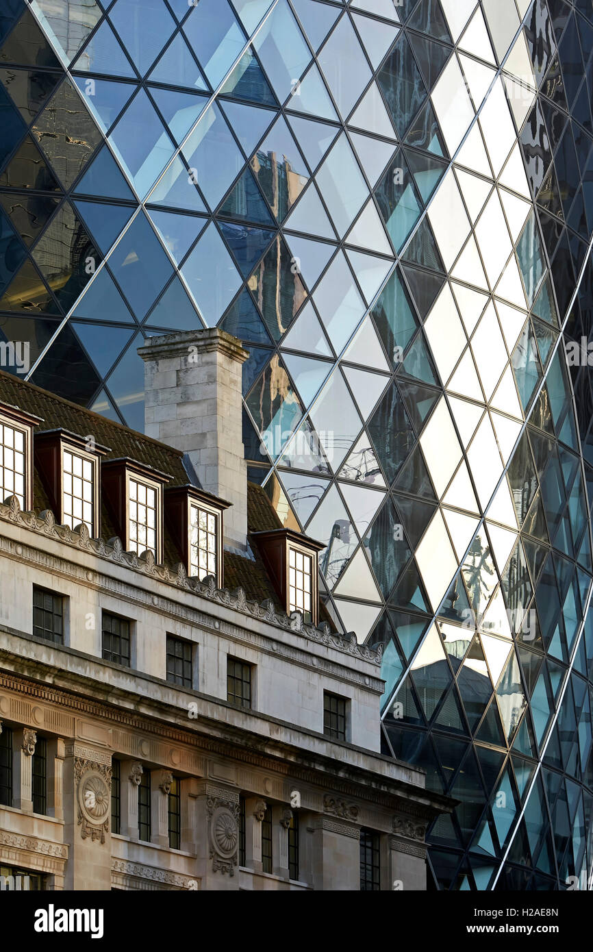 La giustapposizione di vecchie e nuove facciate. Il Gherkin, Londra, Regno Unito. Architetto: Foster + Partner, 2004. Foto Stock