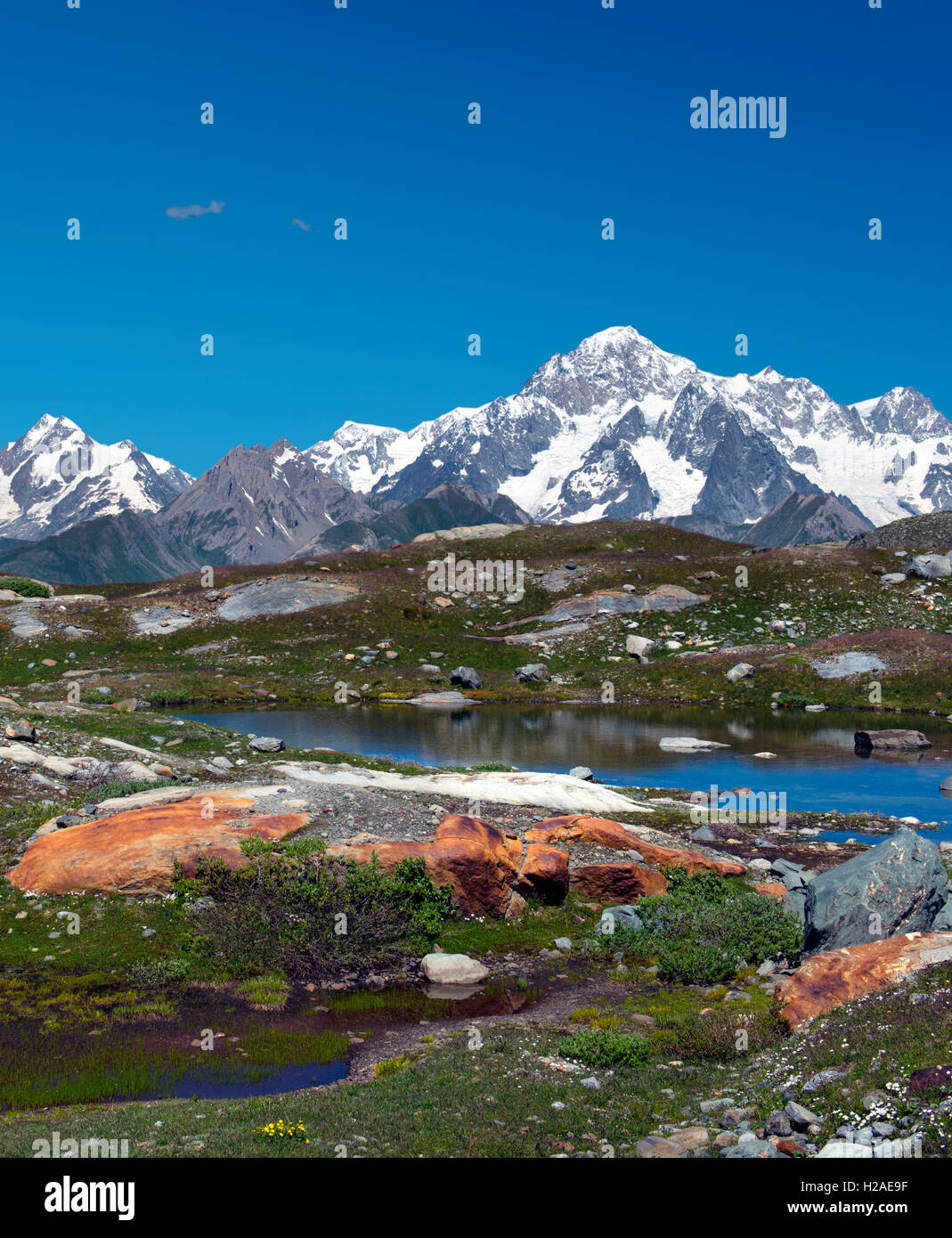 Massiccio del Monte Bianco, paesaggio alpino, lago, Valle d'Aosta, Alpi Graie, Italia, Europa Foto Stock