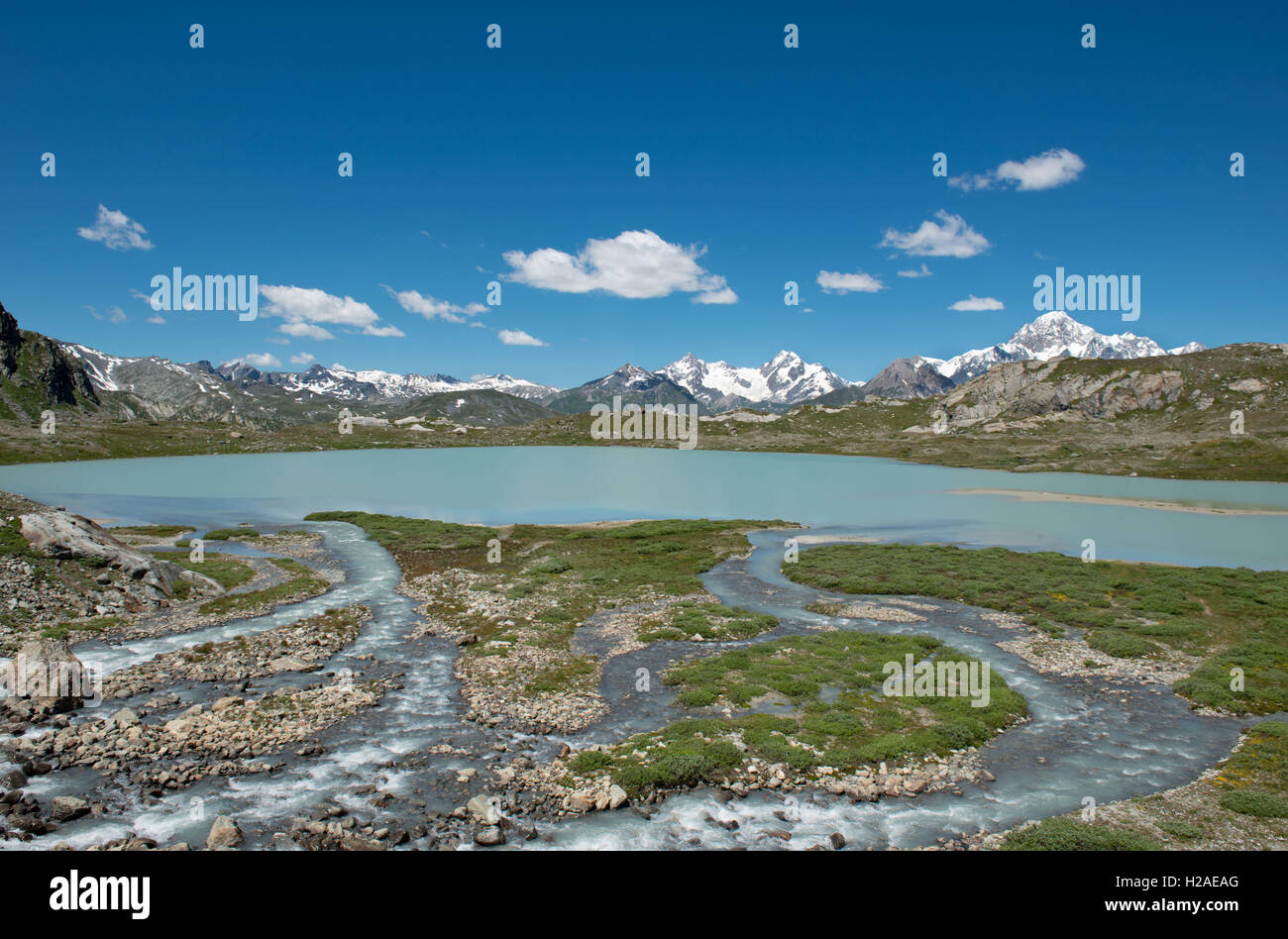 Massiccio del Monte Bianco, paesaggio alpino, lago di fusione e creek, ghiacciaio Rutor, Valle d'Aosta, Alpi Graie, Italia, Europa Foto Stock