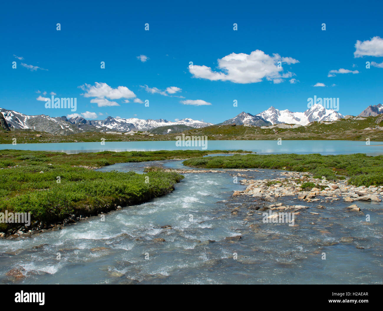 Massiccio del Monte Bianco, paesaggio alpino, lago di fusione e creek, ghiacciaio Rutor, Valle d'Aosta, Alpi Graie, Italia, Europa Foto Stock