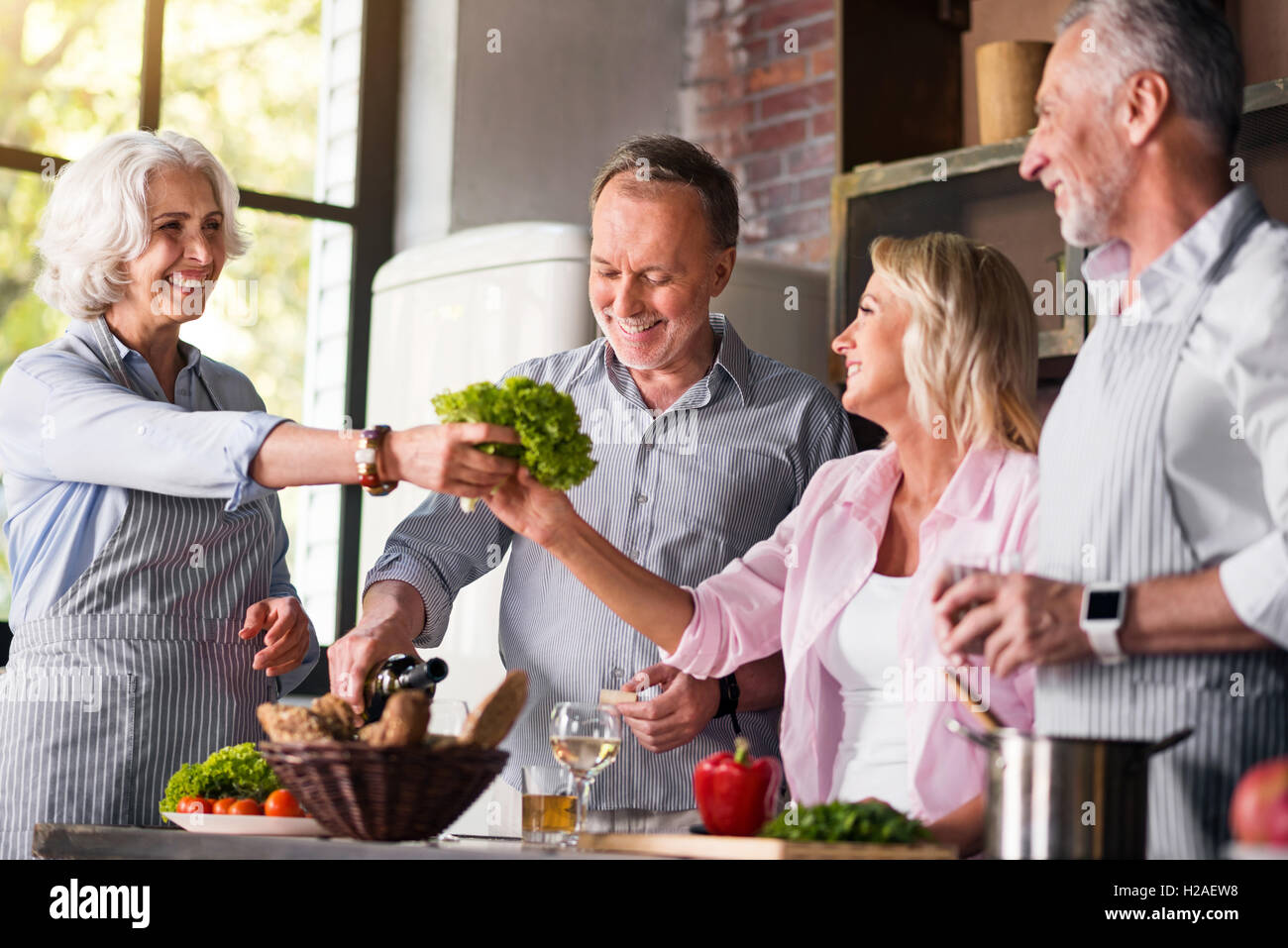 Gioiosa famiglia cucinare la cena tutti insieme in cucina Foto Stock Gioiosa famiglia cucinare la cena tutti insieme in cucina Foto Stock