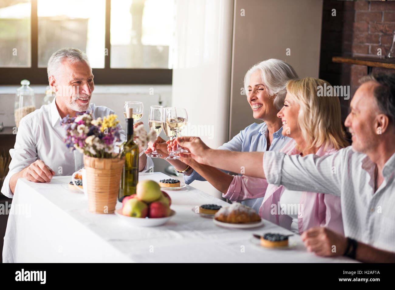 Riunione di famiglia per la celebrazione in cucina Foto Stock