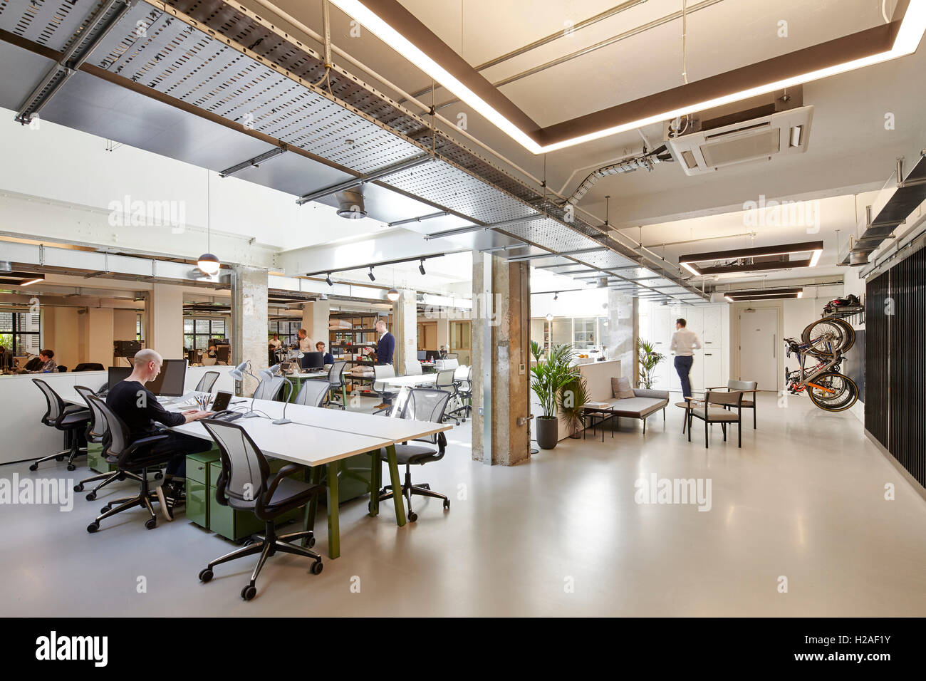 Spazio in ufficio con i lavoratori. The Smiths Building, Londra, Regno Unito. Architetto: duro + Trevillion architetti, 2016. Foto Stock