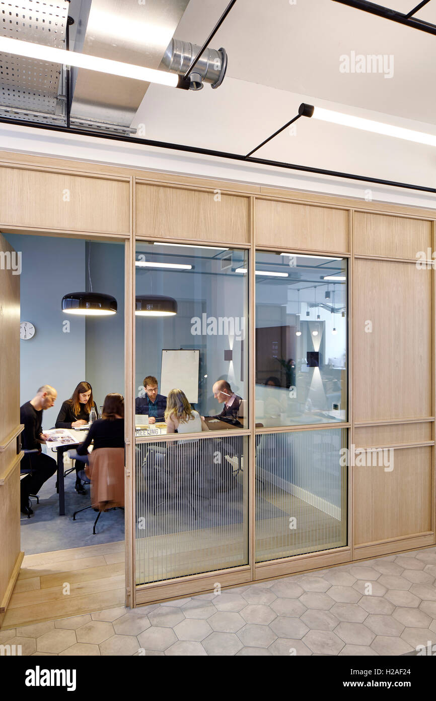 Riunione in corso con persone che parlano. The Smiths Building, Londra, Regno Unito. Architetto: duro + Trevillion architetti, Foto Stock