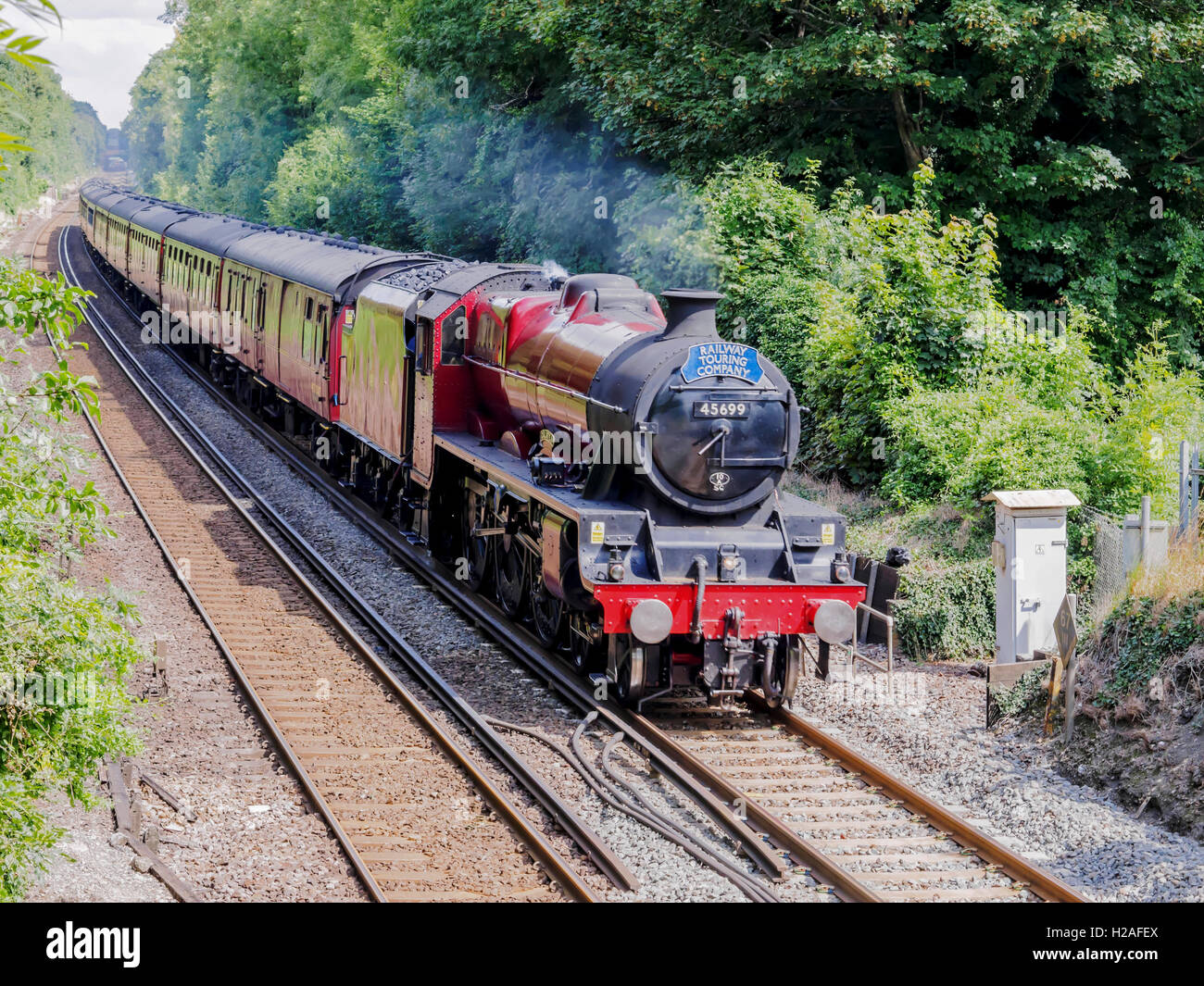 Un vapore mainline rail tour trainati da ex-LMS Giubileo 6XP classe 45699 "Galatea' a velocità vicino a Winchester, Hampshire. Foto Stock