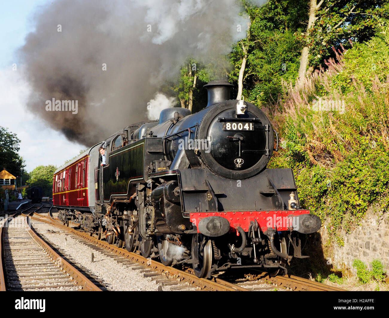 Treno a vapore trainati da ex-BR Classe 4 locomotore serbatoio lascia il Midsomer Norton HQ stazione della S&D Jt Rly fiducia. Foto Stock