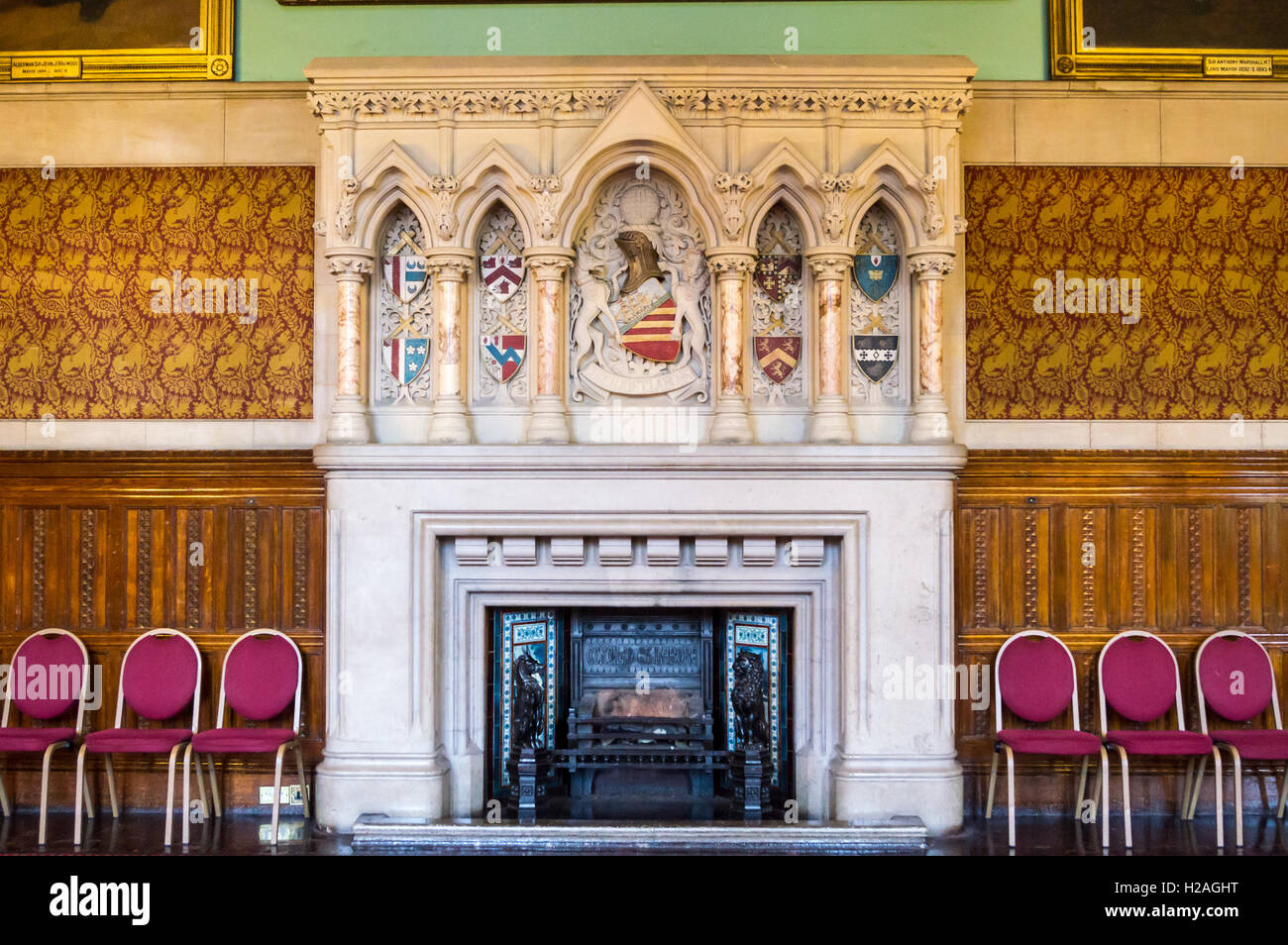 Revival gotico camino, Sindaco di salottino, Manchester Town Hall di Manchester, Inghilterra Foto Stock