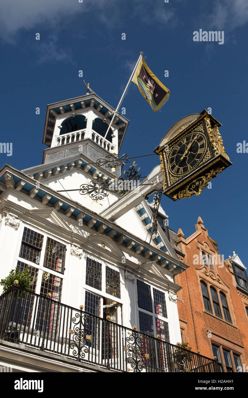 Iconico orologio proiettato sulla torre dell'orologio nel Surrey città di Guildford ora utilizzato come un ufficio di informazioni turistiche. Foto Stock