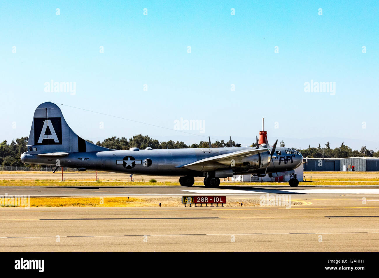 La operativa solo Boeing B-29 Superfortress 'FIFI' al modesto California city airport Foto Stock