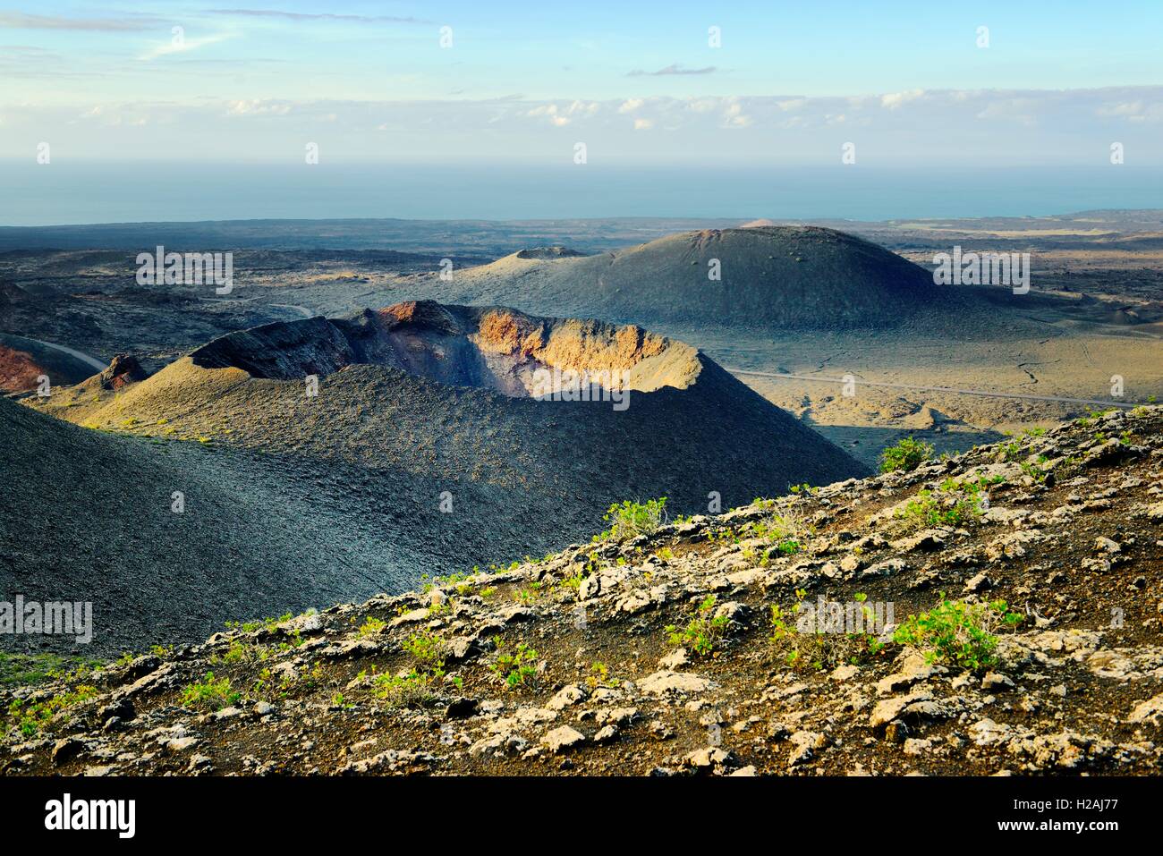 Coni di Vulcano e di campi di lava. Parco Nazionale di Timanfaya, Lanzarote, Isole Canarie. A nord dal camino Pista Rural de los Valcenes Foto Stock