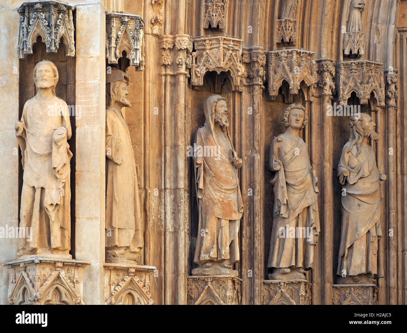Stone statue intagliate intorno all esterno della Cattedrale di Valencia Spagna Espana Foto Stock