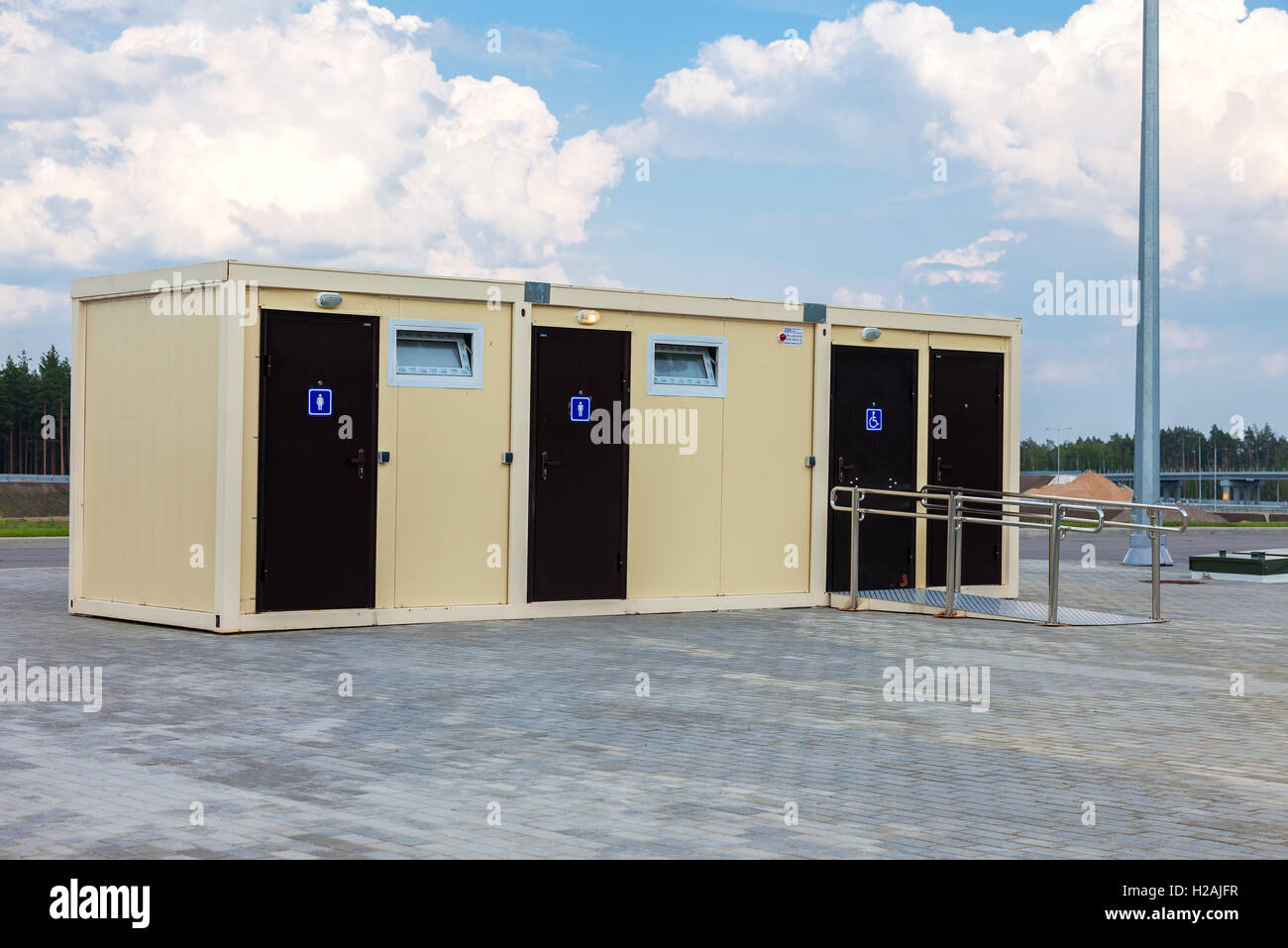 Nuovo elemento modulare di wc pubblico stand sul marciapiede Foto Stock