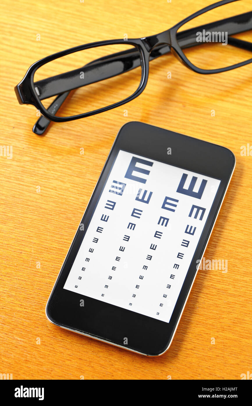 Eyechart sul mobile con gli occhiali Foto Stock
