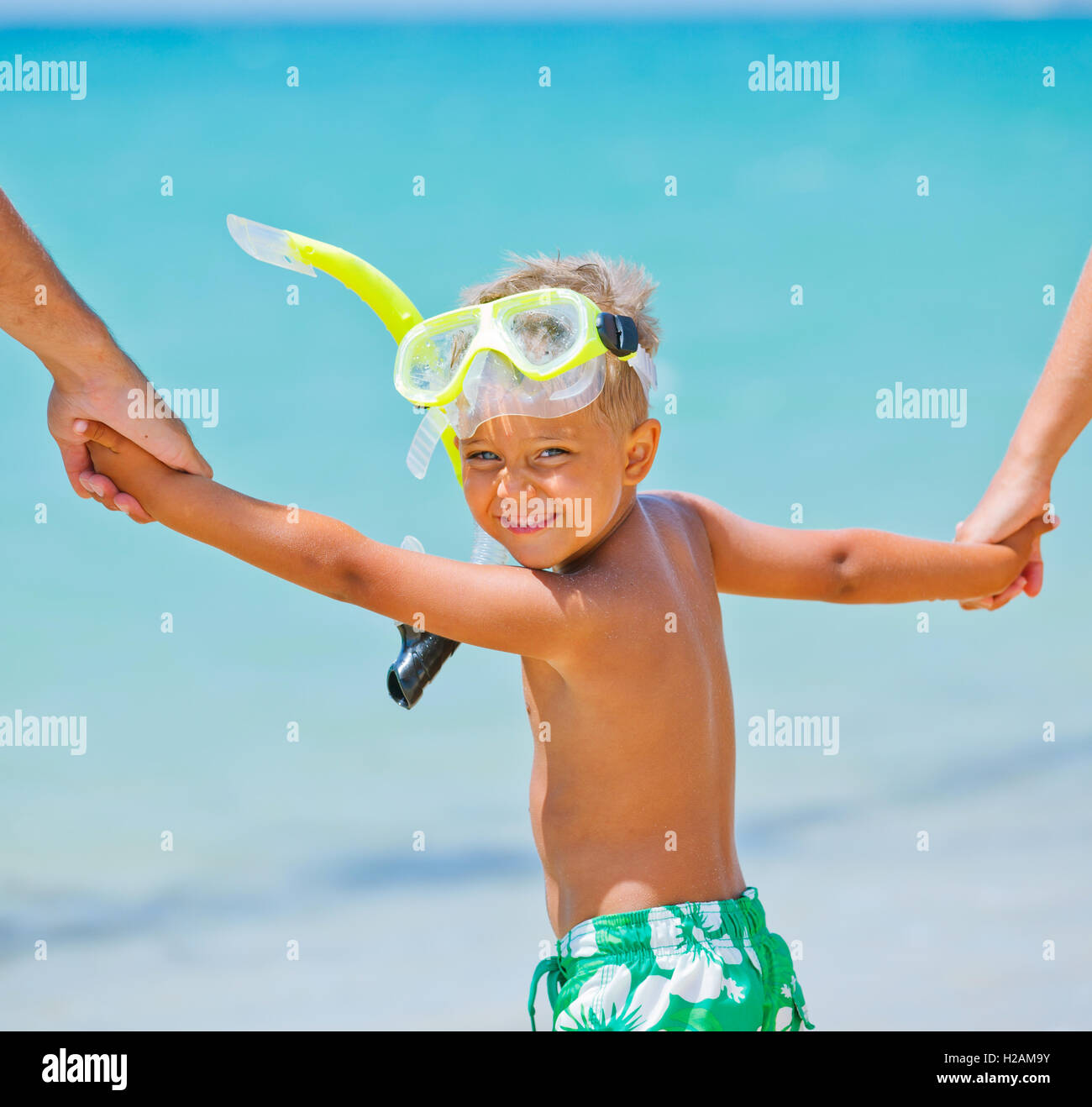 Felice ragazzo sulla spiaggia Foto Stock